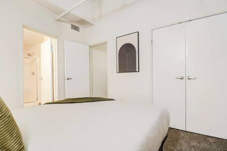 Cozysuites - 2Br With Direct Skybridge Access #5 Индианаполис Екстериор снимка