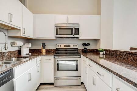 Cozysuites - 2Br With Direct Skybridge Access #5 Индианаполис Екстериор снимка