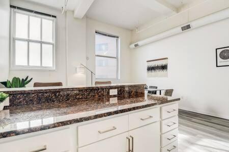 Cozysuites - 2Br With Direct Skybridge Access #5 Индианаполис Екстериор снимка