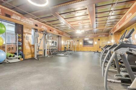 Cozysuites - 2Br With Direct Skybridge Access #5 Индианаполис Екстериор снимка