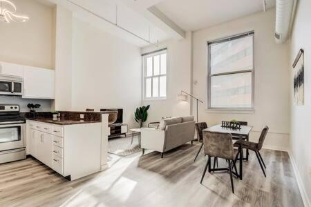 Cozysuites - 2Br With Direct Skybridge Access #5 Индианаполис Екстериор снимка