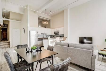 Cozysuites - 2Br With Direct Skybridge Access #5 Индианаполис Екстериор снимка